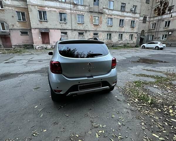 Серый Рено Сандеро СтэпВэй, объемом двигателя 1.46 л и пробегом 38 тыс. км за 12000 $, фото 5 на Automoto.ua