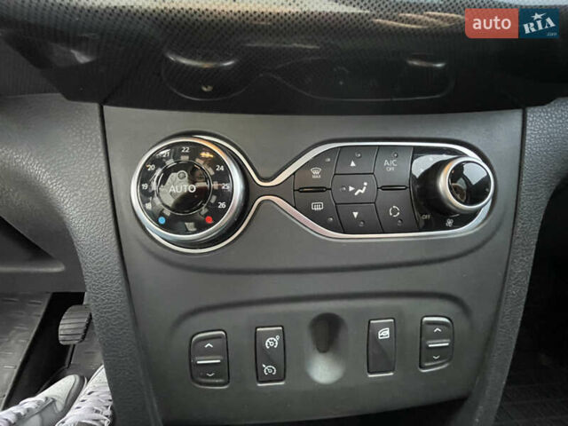 Серый Рено Сандеро СтэпВэй, объемом двигателя 1.5 л и пробегом 233 тыс. км за 12000 $, фото 25 на Automoto.ua