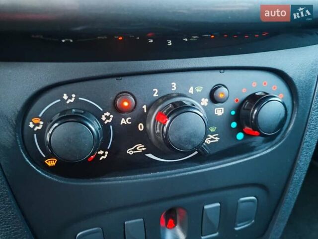 Сірий Рено Сандеро СтепВей, об'ємом двигуна 1.5 л та пробігом 93 тис. км за 7350 $, фото 18 на Automoto.ua