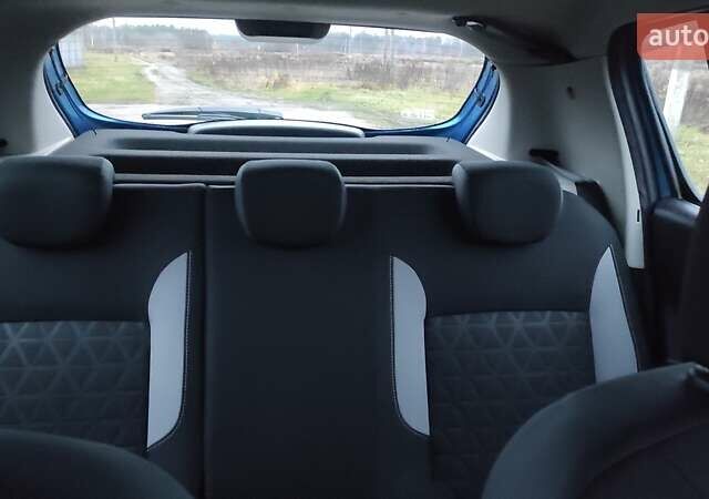 Синій Рено Сандеро СтепВей, об'ємом двигуна 1.6 л та пробігом 115 тис. км за 8300 $, фото 27 на Automoto.ua