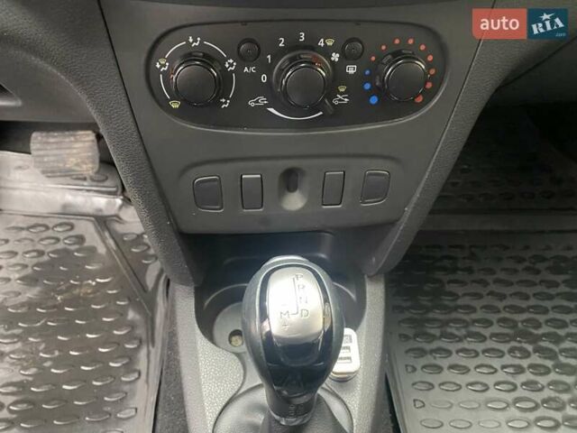 Синий Рено Сандеро СтэпВэй, объемом двигателя 1.6 л и пробегом 165 тыс. км за 8500 $, фото 18 на Automoto.ua