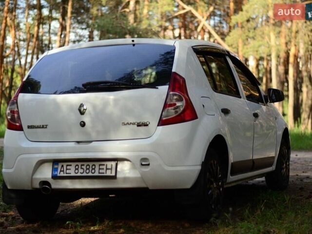 Белый Рено Сандеро, объемом двигателя 1.6 л и пробегом 192 тыс. км за 5400 $, фото 5 на Automoto.ua