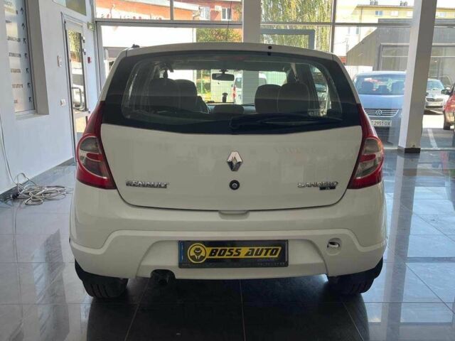 Белый Рено Сандеро, объемом двигателя 1.4 л и пробегом 150 тыс. км за 5550 $, фото 5 на Automoto.ua