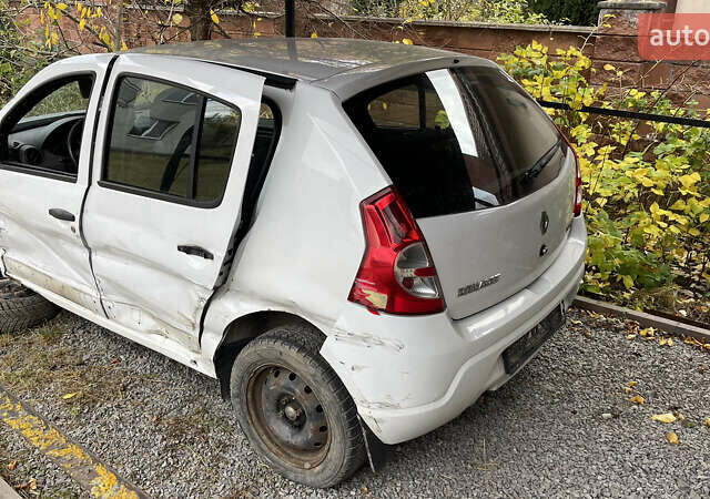 Белый Рено Сандеро, объемом двигателя 1.39 л и пробегом 99 тыс. км за 2000 $, фото 3 на Automoto.ua
