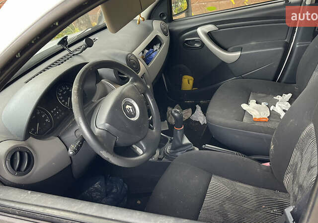 Белый Рено Сандеро, объемом двигателя 1.39 л и пробегом 99 тыс. км за 2000 $, фото 7 на Automoto.ua