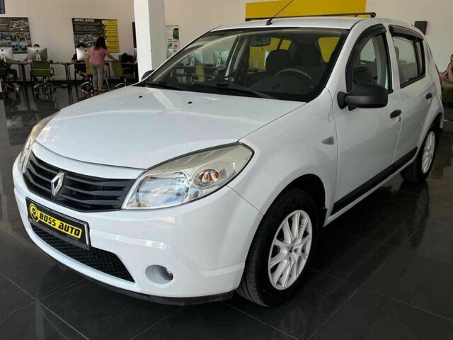 Белый Рено Сандеро, объемом двигателя 1.4 л и пробегом 150 тыс. км за 5550 $, фото 2 на Automoto.ua