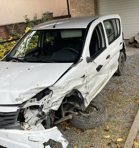 Белый Рено Сандеро, объемом двигателя 1.39 л и пробегом 99 тыс. км за 2000 $, фото 1 на Automoto.ua