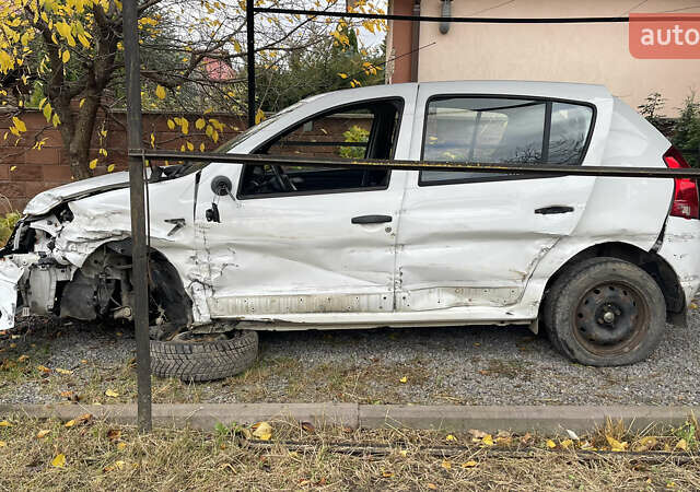 Белый Рено Сандеро, объемом двигателя 1.39 л и пробегом 99 тыс. км за 2000 $, фото 2 на Automoto.ua