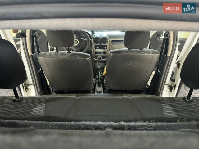 Білий Рено Сандеро, об'ємом двигуна 1.4 л та пробігом 176 тис. км за 5600 $, фото 4 на Automoto.ua