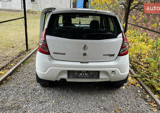Белый Рено Сандеро, объемом двигателя 1.39 л и пробегом 99 тыс. км за 2000 $, фото 4 на Automoto.ua