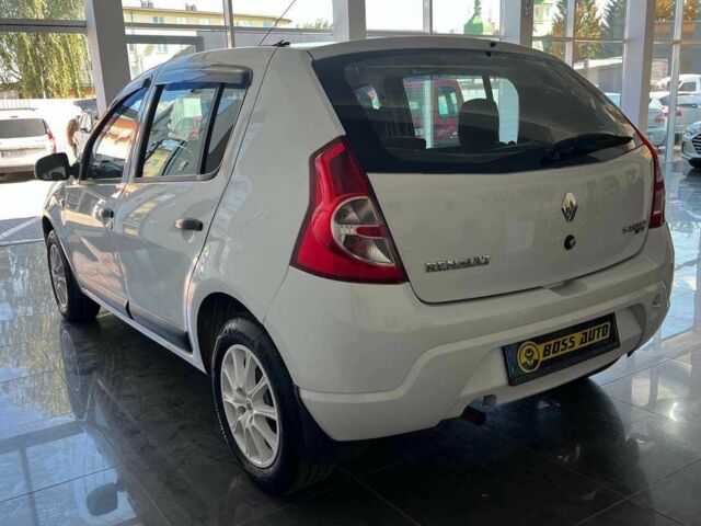 Белый Рено Сандеро, объемом двигателя 1.4 л и пробегом 150 тыс. км за 5550 $, фото 4 на Automoto.ua