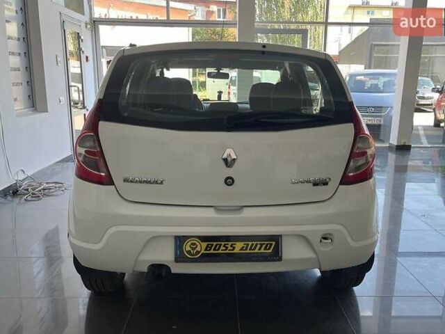 Белый Рено Сандеро, объемом двигателя 1.4 л и пробегом 150 тыс. км за 5550 $, фото 5 на Automoto.ua