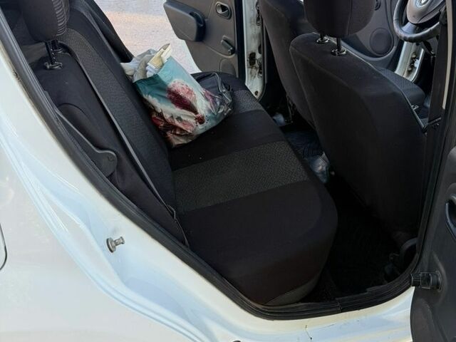 Белый Рено Сандеро, объемом двигателя 1.39 л и пробегом 210 тыс. км за 5500 $, фото 12 на Automoto.ua