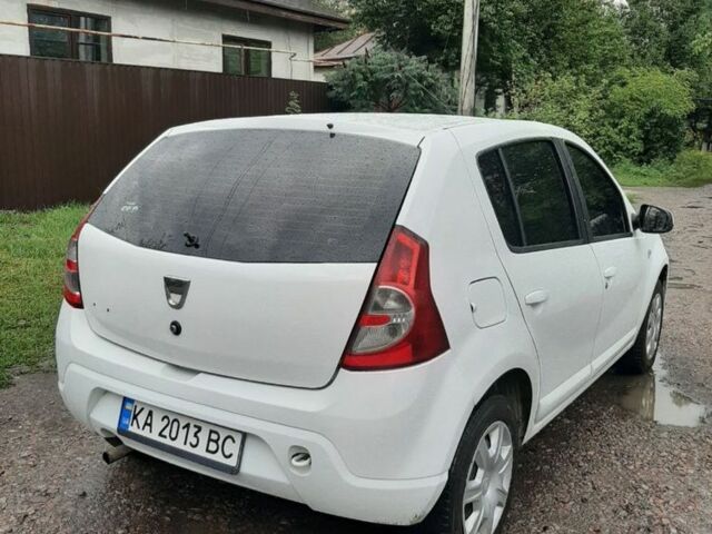 Белый Рено Сандеро, объемом двигателя 1.2 л и пробегом 235 тыс. км за 3500 $, фото 4 на Automoto.ua