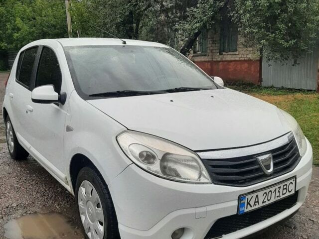 Белый Рено Сандеро, объемом двигателя 1.2 л и пробегом 235 тыс. км за 3500 $, фото 2 на Automoto.ua