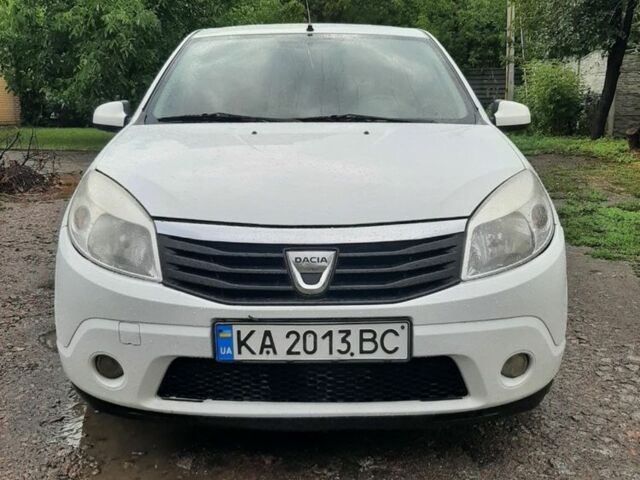 Белый Рено Сандеро, объемом двигателя 1.2 л и пробегом 235 тыс. км за 3500 $, фото 1 на Automoto.ua