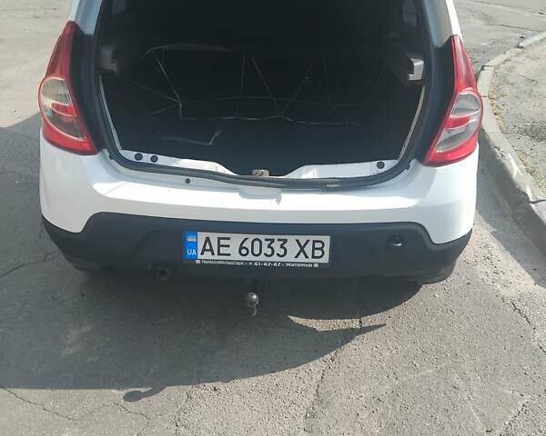 Белый Рено Сандеро, объемом двигателя 1.39 л и пробегом 200 тыс. км за 4500 $, фото 9 на Automoto.ua
