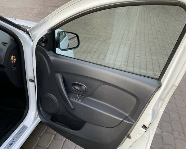 Белый Рено Сандеро, объемом двигателя 1.15 л и пробегом 228 тыс. км за 5200 $, фото 20 на Automoto.ua