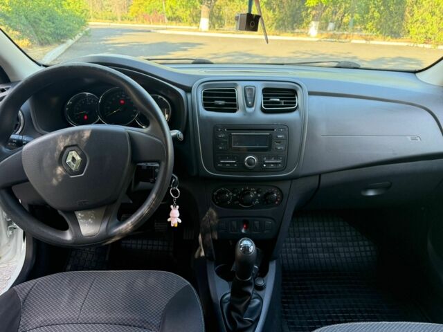 Белый Рено Сандеро, объемом двигателя 1.1 л и пробегом 116 тыс. км за 5300 $, фото 3 на Automoto.ua