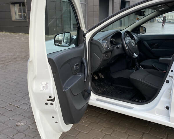 Белый Рено Сандеро, объемом двигателя 1.15 л и пробегом 228 тыс. км за 5200 $, фото 16 на Automoto.ua