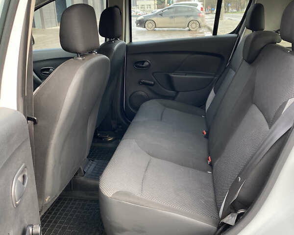 Белый Рено Сандеро, объемом двигателя 1.15 л и пробегом 228 тыс. км за 5200 $, фото 28 на Automoto.ua