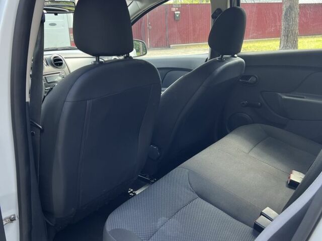 Білий Рено Сандеро, об'ємом двигуна 1.4 л та пробігом 195 тис. км за 3999 $, фото 5 на Automoto.ua