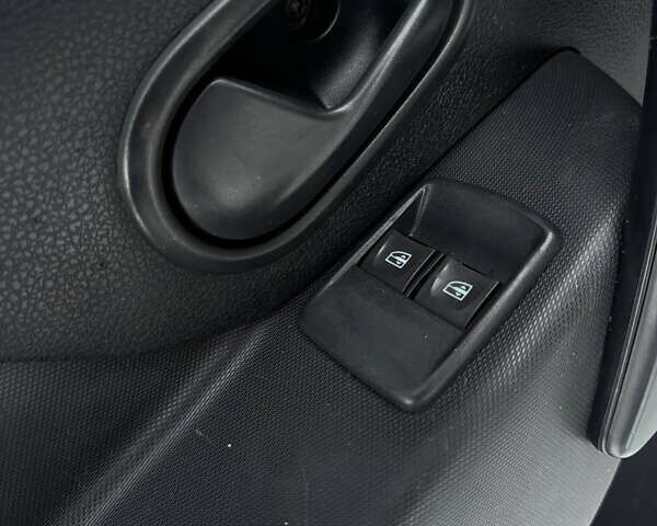 Білий Рено Сандеро, об'ємом двигуна 1.15 л та пробігом 320 тис. км за 3000 $, фото 9 на Automoto.ua