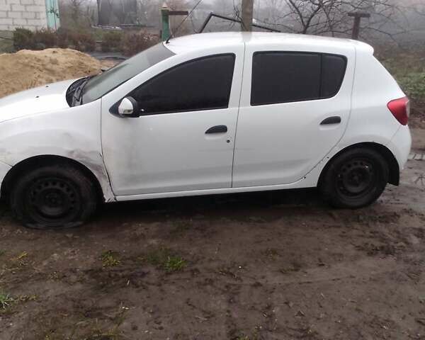 Белый Рено Сандеро, объемом двигателя 1.15 л и пробегом 356 тыс. км за 2200 $, фото 2 на Automoto.ua