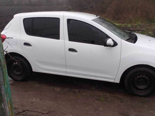 Белый Рено Сандеро, объемом двигателя 1.2 л и пробегом 356 тыс. км за 2200 $, фото 1 на Automoto.ua