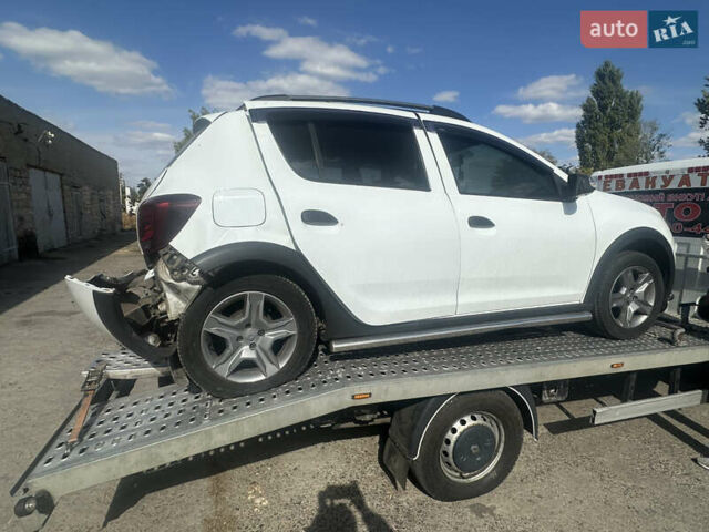 Белый Рено Сандеро, объемом двигателя 0.9 л и пробегом 127 тыс. км за 4200 $, фото 4 на Automoto.ua