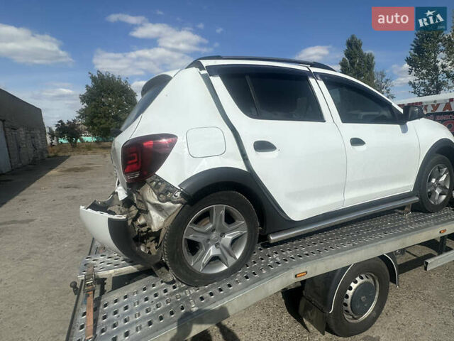 Белый Рено Сандеро, объемом двигателя 0.9 л и пробегом 127 тыс. км за 4200 $, фото 5 на Automoto.ua