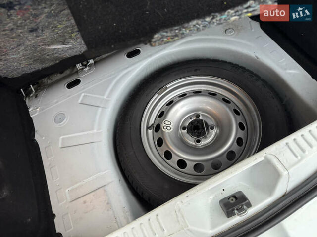 Белый Рено Сандеро, объемом двигателя 1.5 л и пробегом 227 тыс. км за 8800 $, фото 14 на Automoto.ua