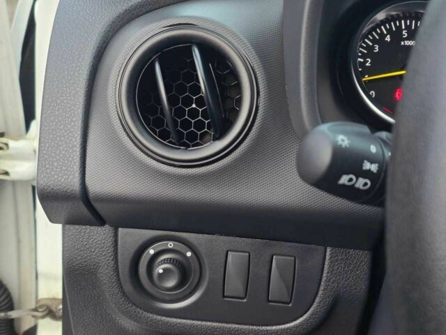 Белый Рено Сандеро, объемом двигателя 1 л и пробегом 70 тыс. км за 7499 $, фото 8 на Automoto.ua