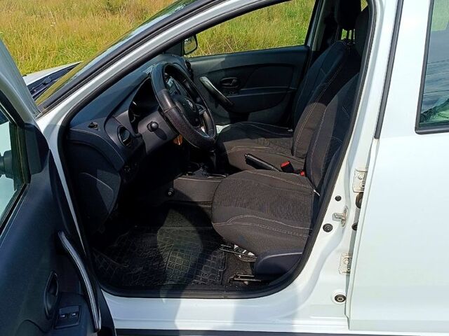 Белый Рено Сандеро, объемом двигателя 1.5 л и пробегом 79 тыс. км за 10510 $, фото 7 на Automoto.ua