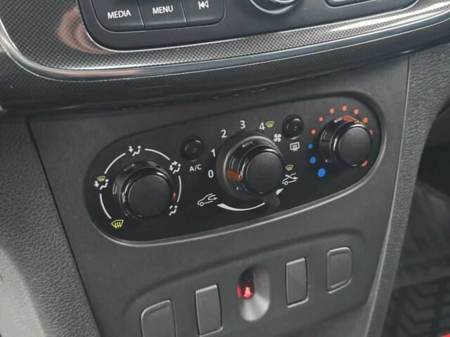 Белый Рено Сандеро, объемом двигателя 1 л и пробегом 70 тыс. км за 7499 $, фото 4 на Automoto.ua