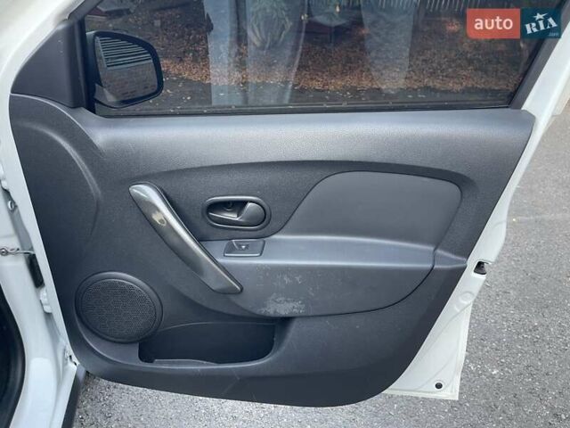 Білий Рено Сандеро, об'ємом двигуна 1.46 л та пробігом 130 тис. км за 8999 $, фото 27 на Automoto.ua