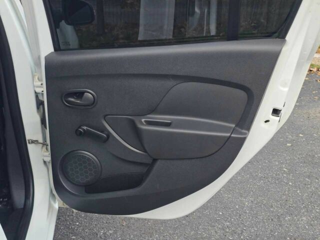 Белый Рено Сандеро, объемом двигателя 1 л и пробегом 70 тыс. км за 7499 $, фото 20 на Automoto.ua