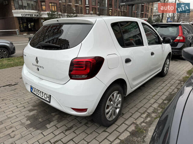 Белый Рено Сандеро, объемом двигателя 1.5 л и пробегом 227 тыс. км за 8800 $, фото 3 на Automoto.ua