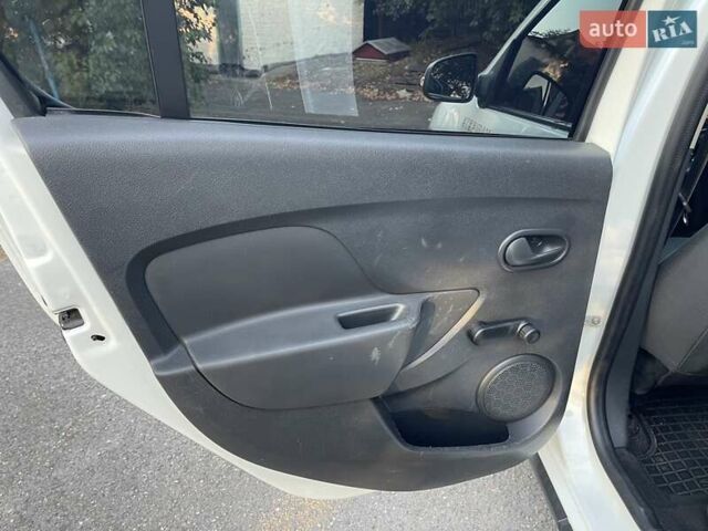 Білий Рено Сандеро, об'ємом двигуна 1.46 л та пробігом 130 тис. км за 8999 $, фото 23 на Automoto.ua