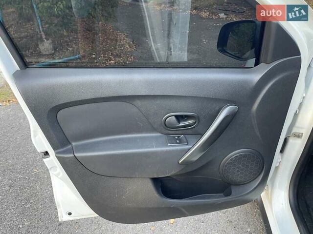 Білий Рено Сандеро, об'ємом двигуна 1.46 л та пробігом 130 тис. км за 8999 $, фото 21 на Automoto.ua