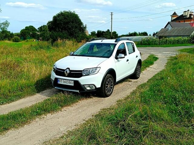 Белый Рено Сандеро, объемом двигателя 1.5 л и пробегом 79 тыс. км за 10510 $, фото 5 на Automoto.ua