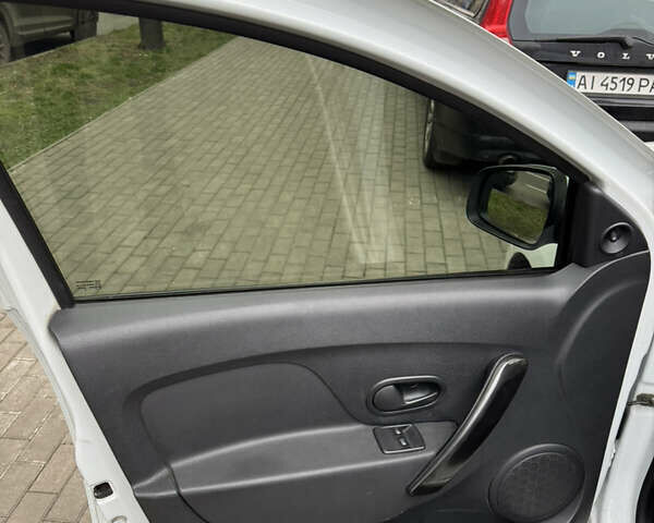 Белый Рено Сандеро, объемом двигателя 1.5 л и пробегом 227 тыс. км за 8800 $, фото 11 на Automoto.ua