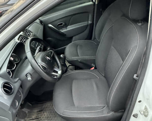 Белый Рено Сандеро, объемом двигателя 1.5 л и пробегом 227 тыс. км за 8800 $, фото 7 на Automoto.ua