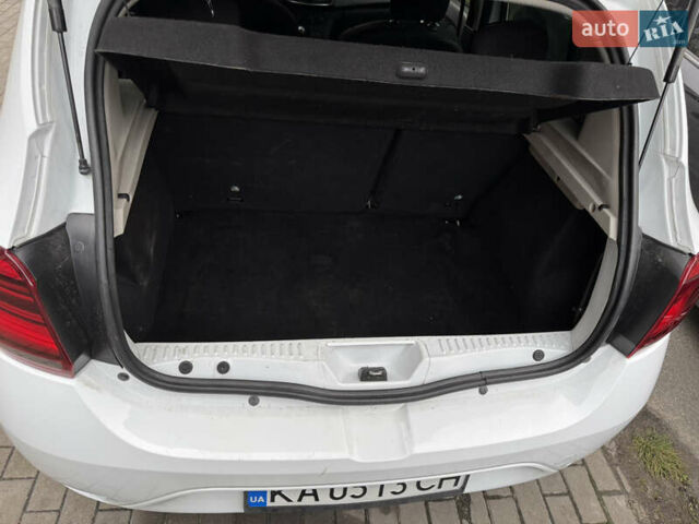 Белый Рено Сандеро, объемом двигателя 1.5 л и пробегом 227 тыс. км за 8800 $, фото 13 на Automoto.ua