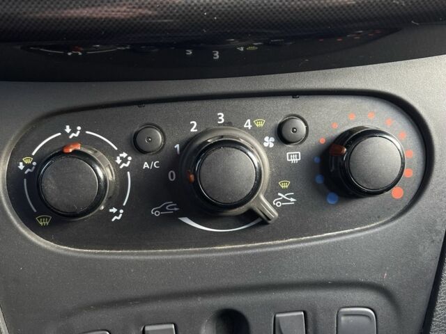 Білий Рено Сандеро, об'ємом двигуна 1 л та пробігом 31 тис. км за 8900 $, фото 9 на Automoto.ua