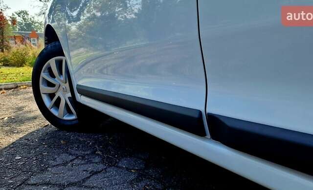 Белый Рено Сандеро, объемом двигателя 0.9 л и пробегом 13 тыс. км за 9870 $, фото 31 на Automoto.ua