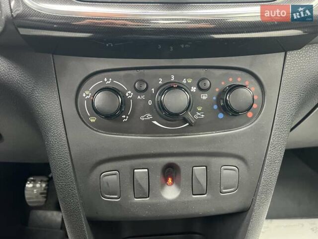 Рено Сандеро 2019 в Киеве на Automoto.ua Белый Рено Сандеро, объемом двигателя 1.46 л и пробегом 118 тыс. км за 9103 $, фото 22 на Automoto.ua