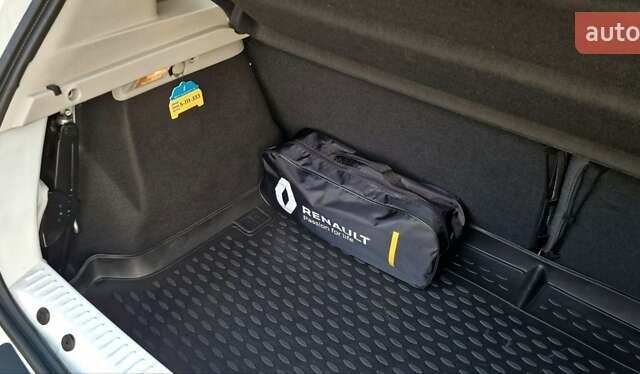 Белый Рено Сандеро, объемом двигателя 0.9 л и пробегом 13 тыс. км за 9870 $, фото 45 на Automoto.ua