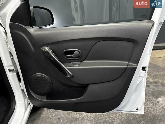 Белый Рено Сандеро, объемом двигателя 1.5 л и пробегом 73 тыс. км за 8500 $, фото 39 на Automoto.ua