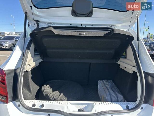 Белый Рено Сандеро, объемом двигателя 0.9 л и пробегом 106 тыс. км за 9300 $, фото 9 на Automoto.ua